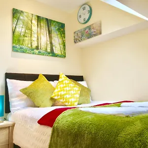 1 Bedroom Apartment, Reception ,kitchenette, Private Bathroom Apartment Ilford