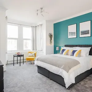 Business & Leisure 2 Bedroom & Parking By Damask Homes Apartment Ilford