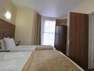 Lucky 8 Hotel Ίλφορντ